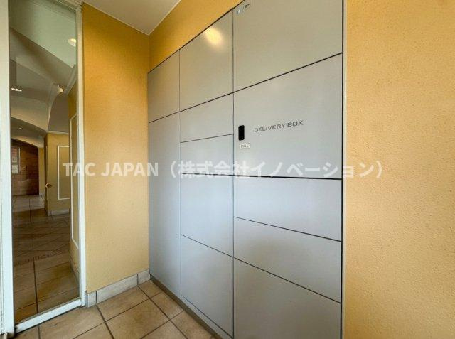 グランシティユーロコート赤羽のエントランス|【宅配ロッカー】
エントランスに不在時でも荷物が受け取れる便利な宅配ロッカーを完備。