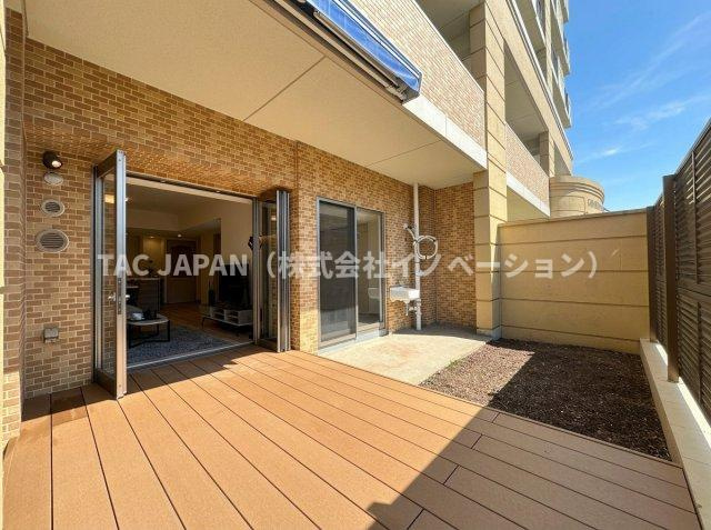 グランシティユーロコート赤羽の庭|爽やかな日差しがふんだんに注ぐ開放的なプライベート空間。ウッドデッキ8.55㎡＋テラス4.31㎡＋プライベートガーデン6.16㎡=合計19.02㎡！ちょっとしたワンルームマンションの広さがここに！