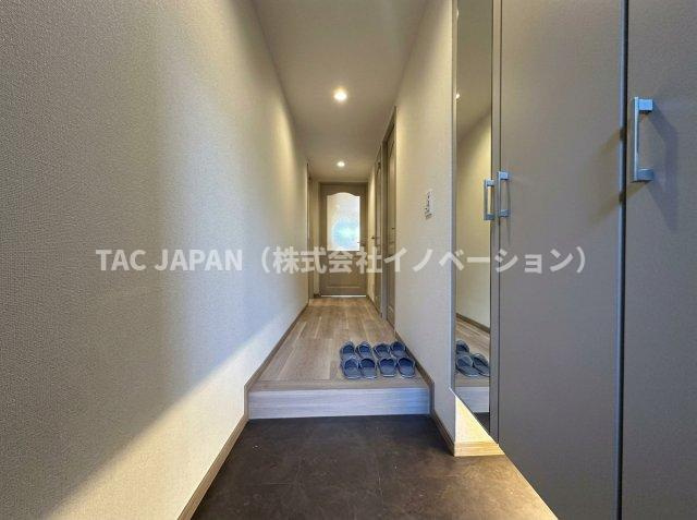 グランシティユーロコート赤羽の玄関|日頃からスッキリ使いたい玄関スペースには天井まで届く大型シューズボックスと廊下にクローゼットを完備。間接照明で明るく清潔感ある印象の素敵なお部屋に生まれ変わりました。