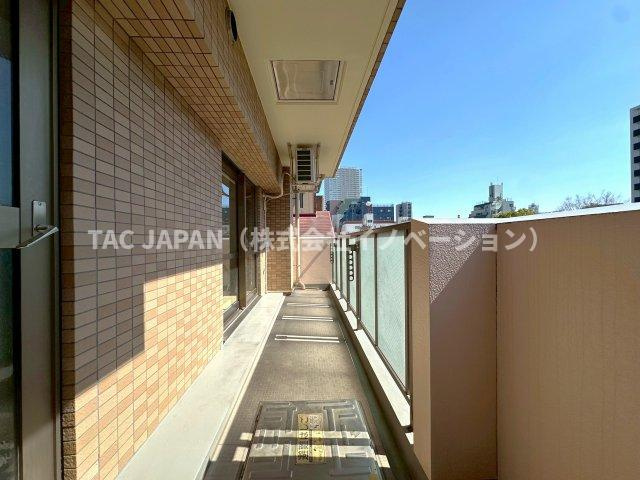 フラッツ上野入谷南公園のバルコニー|心地よい日差しがふんだんに注ぐ開放的なワイドバルコニー。ロケーションの良さはもちろん、風通しも良く不思議と空が近く感じられます。