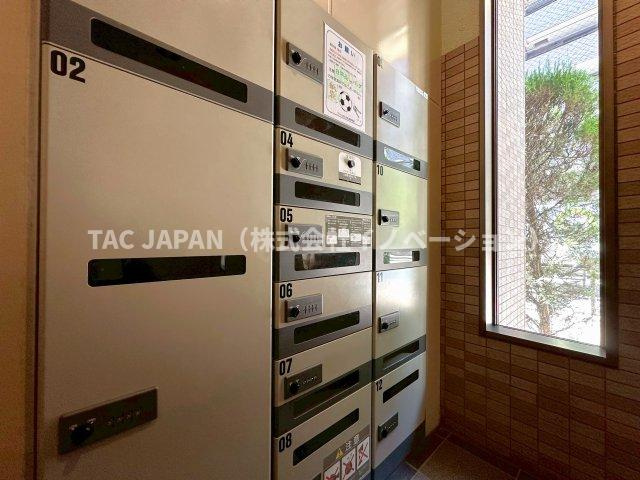フラッツ上野入谷南公園のエントランス|【宅配ロッカー】
エントランスに不在時でも荷物が受け取れる便利な宅配ロッカーを完備。