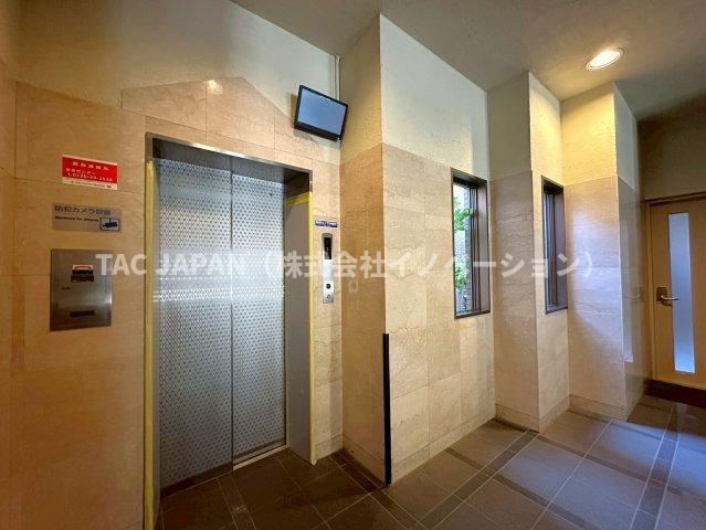 フラッツ上野入谷南公園のその他共用部分|乗る前に中の様子を確認できる安心のモニター付きエレベーター。