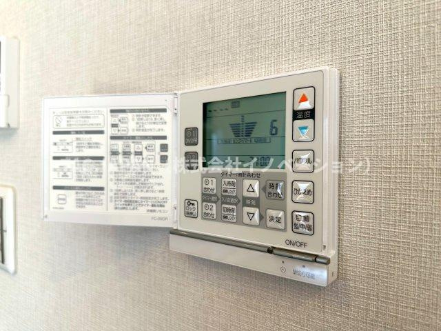フラッツ上野入谷南公園の冷暖房・空調設備|【床暖房】
リビングには埃が舞わず輻射熱で身体を芯から暖めてくれる経済的な床暖房を完備しています。