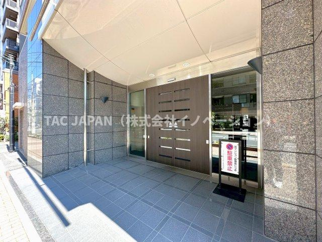 フラッツ上野入谷南公園のエントランス|管理状態の良さが伺える清潔感あるエントランス。都心の生活に欠かせないモニター付きオートロックや防犯カメラ・宅配ロッカーなども整っています。