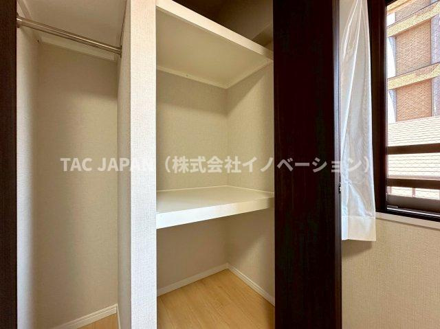 フラッツ上野入谷南公園の収納|ベッドや机などを置いても大きなクローゼットでスッキリお使いいただける洋室（約3.2帖）。全てのお部屋に収納がありエアコンも設置できるので快適にお過ごしいただけます。