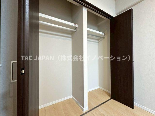 フラッツ上野入谷南公園の収納|ダブルベッドを置いても余裕が感じられる約6.4帖の洋室。壁一面に広がる大きなクローゼットで日頃からスッキリお過ごしいただけます。