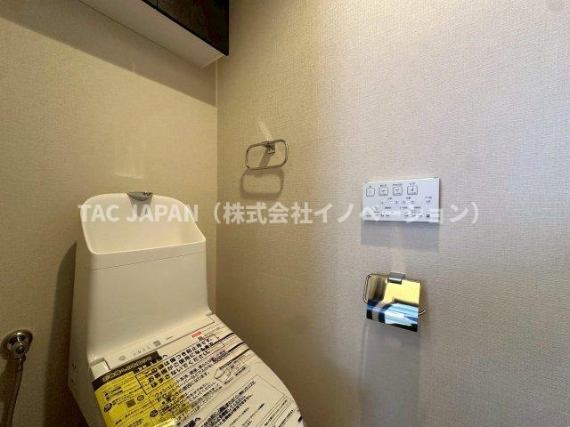 フラッツ上野入谷南公園のトイレ|洗練されたデザインと落ち着いた色調が生む、清潔感あふれる上質な空間。使い心地にこだわった、快適で心地よいパウダールーム。