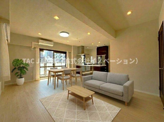 フラッツ上野入谷南公園の居間・リビング|【ペット飼育可】
床暖房を完備したロケーションの良いリビングには日差しがふんだんに注ぎ家族も自然と笑顔に。愛犬や愛猫と一緒に暮らせます（合計2匹まで可）。
※家具や調度品はCGにより装飾しています。