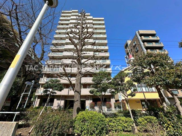 フラッツ上野入谷南公園の外観|【松が谷4丁目】
歴史と利便性、静けさと賑わいのバランスが取れた台東区松が谷は、都心居住の理想形を体現するエリアといえます。