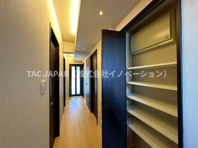 フラッツ上野入谷南公園の玄関|日頃からスッキリ使いたい玄関スペースには天井まで届く大型シューズボックスと廊下にクローゼットを完備。間接照明で明るく清潔感ある印象の素敵なお部屋に生まれ変わりました。