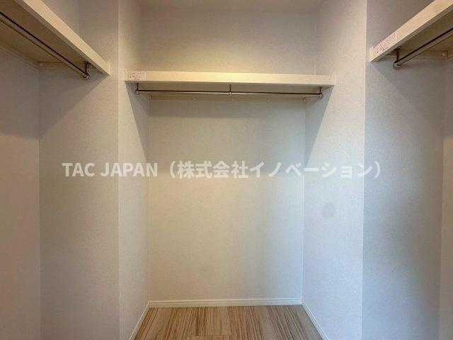 エル・アルカサル尾久の収納|衣装ケースや段ボールをマルっと入れられるウォークインクローゼットを備えた約5.1帖の洋室。全てのお部屋にエアコン配管を新設していますので快適にお過ごしいただけます。