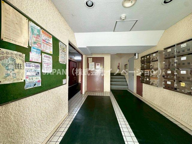 エル・アルカサル尾久のエントランス|管理状態の良さが伺える清潔感あるエントランス。以前にエレベーター交換も行われていますのでストレスなく移動可能です。