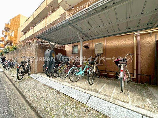 エル・アルカサル尾久の駐輪場|屋外の駐輪は月々300円/台、ポート（屋根付）の駐輪は月々500円/台にてお使いいただけます。