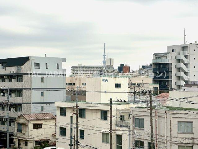 エル・アルカサル尾久の展望|どこまでも青空が続くスポット的にひらけた5階からの素晴らしいロケーション。東京スカイツリーの全容もしっかり見えています。