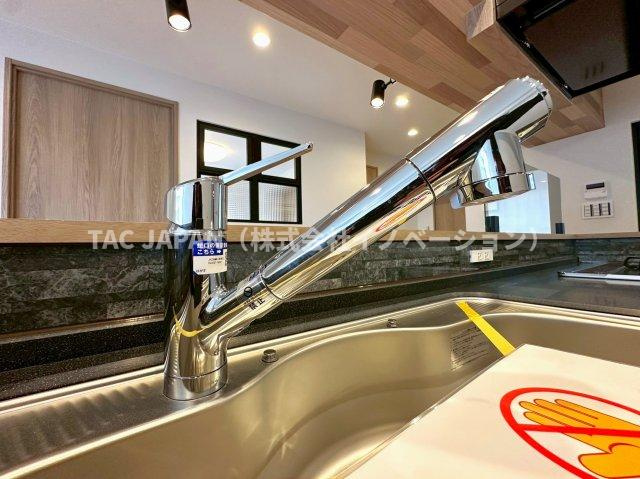 エル・アルカサル尾久のキッチン|【浄水シャワー栓】
水質をワンタッチで切換えられて場所を取らない浄水シャワー栓。