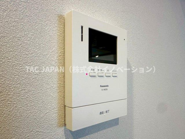 エル・アルカサル尾久の防犯設備|【モニター付インターホン】
来訪者をリビングから確認できるモニター付インターホン。