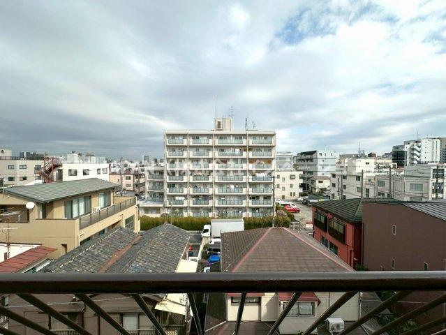 エル・アルカサル尾久の展望|どこまでも青空が続くスポット的にひらけた5階からの素晴らしいロケーション。東京スカイツリーの全容もしっかり見えています。