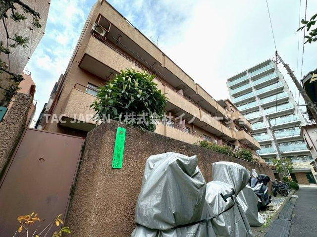 エル・アルカサル尾久の外観|全29邸、管理状態が良く、住環境の良さで評価されている西尾久エリアに佇むエルアルカサル尾久は築後約46年の時を経ても褪せることなくその存在感をアピールしています。