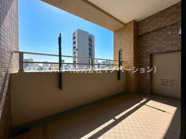 ネバーランド上野松が谷のバルコニー|心地よい日差しがふんだんに注ぐ開放的なインナーバルコニー。ロケーションの良さはもちろん、風通しも良く不思議と空が近く感じられます。