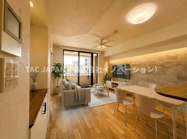 ネバーランド上野松が谷の居間・リビング|日差しがふんだんに注ぐ東南角の明るい上質なリビングを丁寧なリノベーションにて新築同様の快適性を再現。愛犬や愛猫と一緒に暮らせます。床暖房も完備しています。
※家具や調度品はCGにより装飾しています。