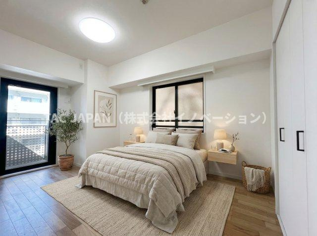 ネバーランド上野松が谷の洋室|ダブルベッドを置いても余裕が感じられる約7.0帖の洋室。開放的なバルコニーと2面の窓から日差しが注ぎ快適にお過ごしいただけます。
※CGにより主寝室をイメージした装飾を施しています。