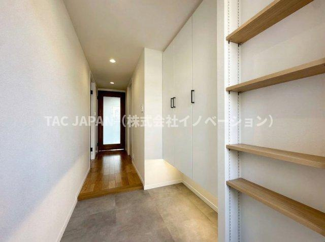 ネバーランド上野松が谷の玄関|日頃からスッキリ使いたい玄関スペースには天井まで届く大型シューズボックスと廊下にクローゼットを完備。間接照明で明るく清潔感ある印象の素敵なお部屋に生まれ変わりました。