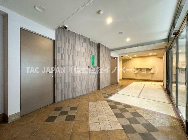 ネバーランド上野松が谷のエントランス|管理状態の良さが伺える清潔感あるエントランス。都心の生活に欠かせないモニター付きオートロックや防犯カメラ・宅配ロッカーなども整っています。