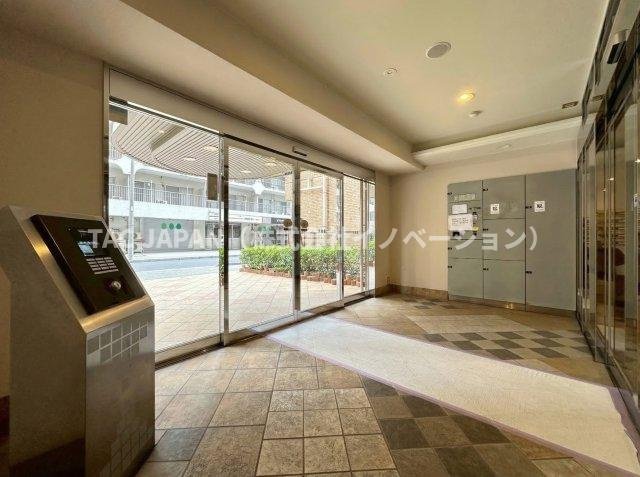 ネバーランド上野松が谷のエントランス|管理状態の良さが伺える清潔感あるエントランス。都心の生活に欠かせないモニター付きオートロックや防犯カメラ・宅配ロッカーなども整っています。