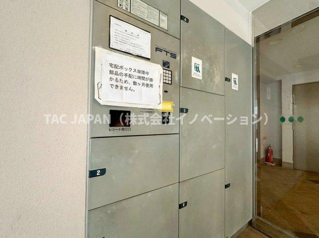 ネバーランド上野松が谷のエントランス|【宅配ロッカー】
エントランスに不在時でも荷物が受け取れる便利な宅配ロッカーを完備。