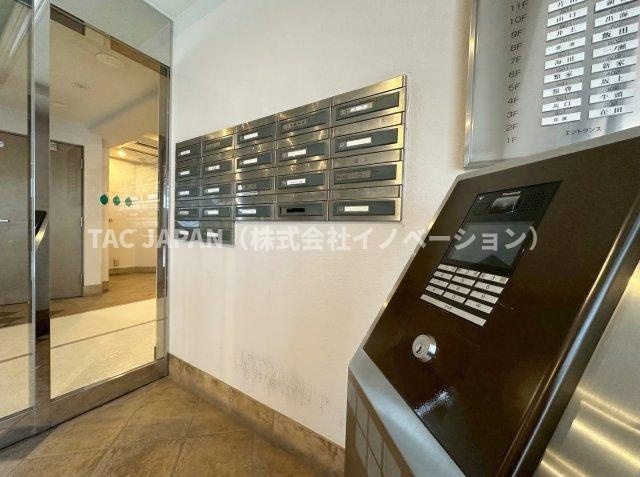 ネバーランド上野松が谷のエントランス|【モニター付きオートロック】
防犯性に優れるモニター付きオートロックシステム完備。