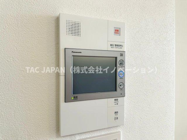 ネバーランド上野松が谷の防犯設備|【モニター付きオートロック】
来訪者をリビングから確認できエントランスの開錠ができるオートロックは現代防犯の要ですね。