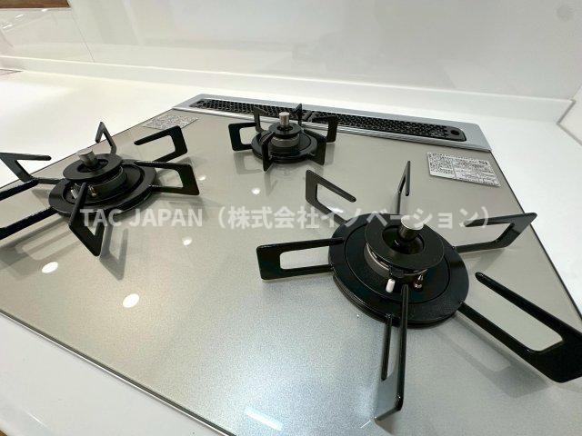 ネバーランド上野松が谷のキッチン|【ガラストップ3口コンロ】
焼物を作りながら炒め物や煮込みも同時に調理！お調理の幅が広がる3口コンロ（お手入れ楽々ガラストップタイプ）。