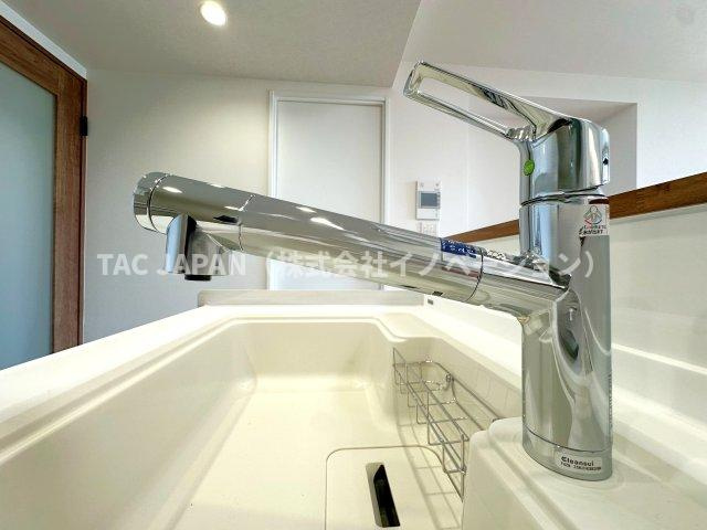 ネバーランド上野松が谷のキッチン|【浄水シャワー栓】
水質をワンタッチで切換えられて場所を取らない浄水シャワー栓。