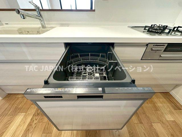 ネバーランド上野松が谷のキッチン|【ビルトイン食器洗浄乾燥機】
食事の時間がバラバラでも最後の人がスイッチONすれば洗い物が完了。家事の時短に大活躍のビルトイン食器洗浄乾燥機。