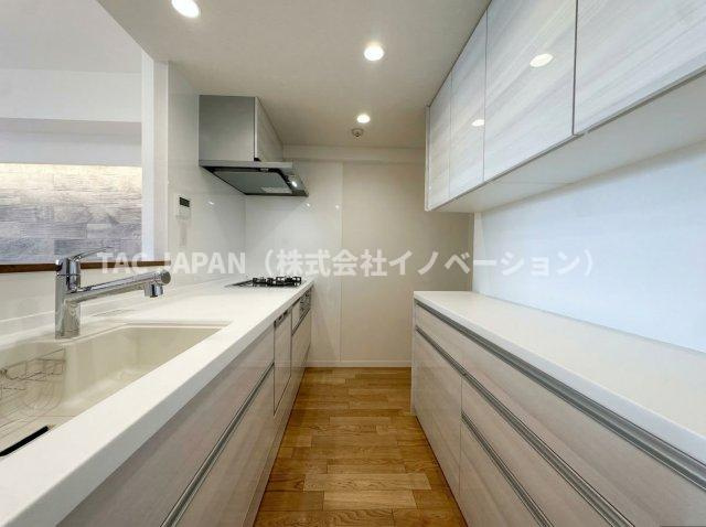 ネバーランド上野松が谷のキッチン|お料理の合間にも会話が楽しめる対面式のシステムキッチン。食事の時間がバラバラでも最後の人がスイッチONで洗い物が完結できるビルトイン食器洗浄乾燥機・便利な浄水シャワー栓・ガラストップ三口コンロを完備。