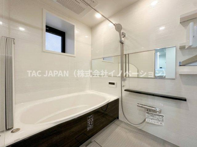 ネバーランド上野松が谷の浴室|ワンタッチでお湯張りや追炊ができるオートバスと足を伸ばせる浴槽で24時間いつでも快適にリフレッシュできる新品浴室。雨のお洗濯や日頃のメンテナンスなどに役立つ浴室換気乾燥機もしっかり完備しています。