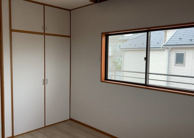 【洋室】 | 洋室のメリットは重い家具が置きやすく、身の回りが整理しやすいことです。 床がフローリングのため畳とは異なり凹みにくいです。 クローゼットなど収納が豊富で、普段使わない旅行カバンや服の整頓も簡単にです。