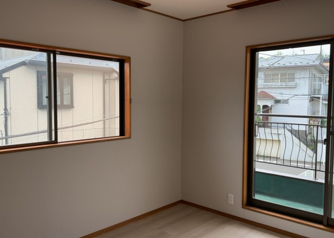 【寝室】 | 寝室でゆっくりと過ごすためにはベッド周りの適度な空間を担保することや窓の位置、照明の明るさ、寝室の広さなどを考える必要があります。自身や家族の構成とライフスタイルに併せて寝室にする部屋を選びましょう！