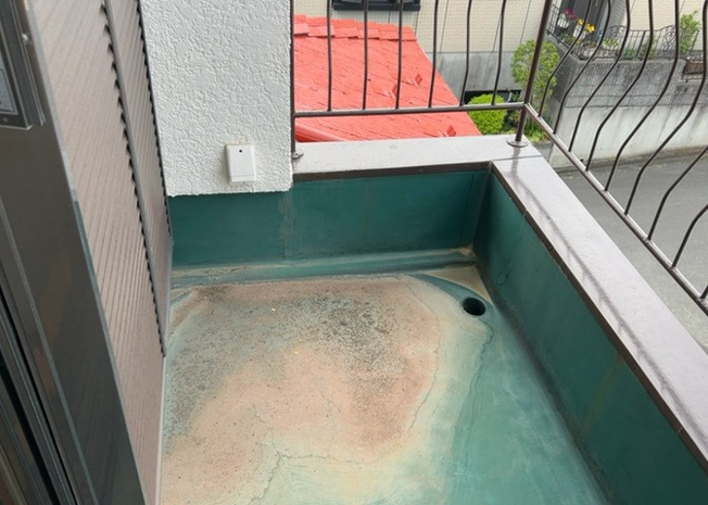 【バルコニー】 | バルコニーは、室外の専用スペースのうち、「屋根がなく開放された空間」であるものを指します。ベランダより広いタイプのものが多く、日当たりもよいため家庭菜園などを楽しみたい人にとって適した環境となります。