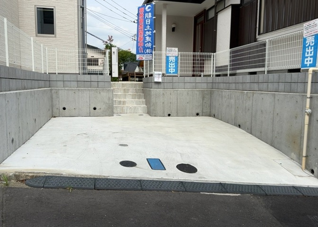 【駐車場】 | 駐車場と明記されていても、最小スペースでつくられた駐車場だと大型車は駐車できなかったり、出入りしにくくなったりする可能性があります。お車のサイズと購入したい物件の駐車場のサイズを現地で確認しましょう。