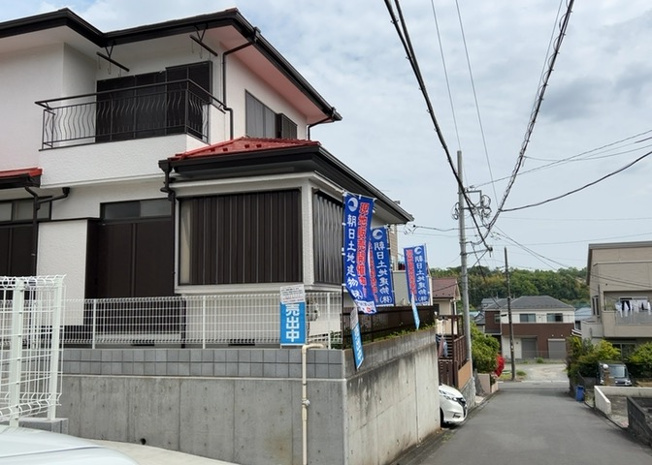 【前面道路含む現地写真】 | お持ちの車種によっては前面道路が広い方が便利でしょう。しかし、前面道路が広ければその分交通量が多くなるため、騒音などが気になる場合があります。実際に現地を見学し、周辺交通量や騒音などを確認しましょう！