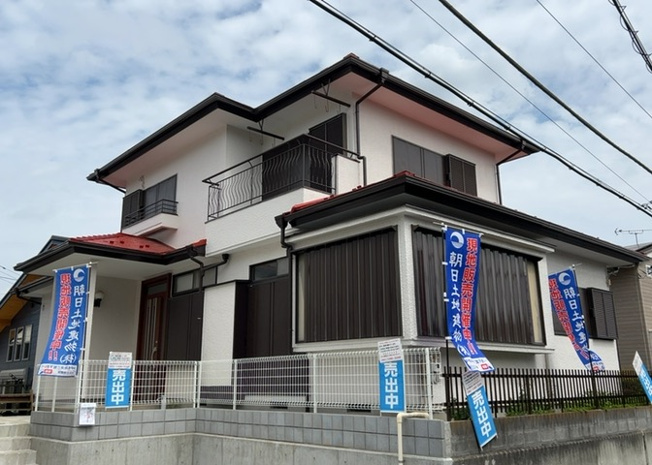 【外観】 | 現地に行くなら、物件の周囲の地形がどうなっているかを見ることも大切です。周辺より低くなっている土地では、大雨などで水が集まりやすいため、地盤が弱くなっているということも考えられるため、注意が必要です。