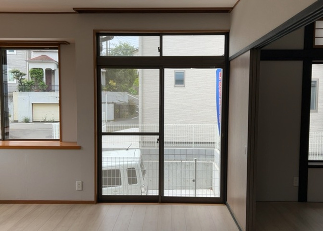 【内装】 | サッシは、ガラス窓に使用される金属製の窓枠です。一般的に住宅建築では、金属製建具工事の段階でガラス類・玄関などと同時に設置されます。種類や構造により断熱性能や遮音性能が異なるので現地でご確認ください。