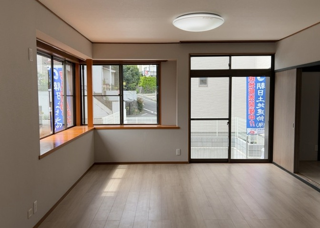 【居間・リビング】 | 直線タイプはLとDKを一直線に並べた形で対面キッチンのタイプです。一般的なのでよく見かけるかもしれません。直線タイプに似た直接アイランドタイプは、キッチンとダイニングの間に壁がない分広く感じられます。
