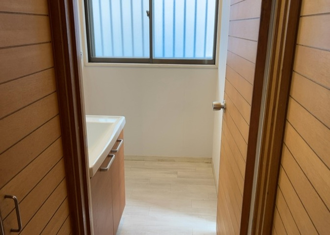 【脱衣所】 | 多くの戸建て住宅で見かける洗面脱衣所は、洗面台と洗濯機が2畳ほどのスペースに並べられていて、洗面所が脱衣所を兼ね備えている間取りが一般的です。お客様が利用することもある、パブリックな空間でもあります。