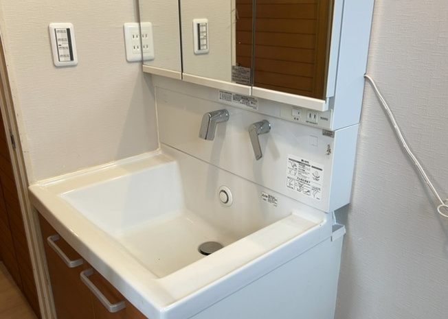 【独立洗面台】 | 洗面化粧台では顔を洗ったり、身だしなみを整えることが本来の使い方ですが、用途によっては洗面化粧台に求められる機能が違ってくるため、ご自身や家族のライフスタイルに合ったものを選ぶことをおすすめ致します。