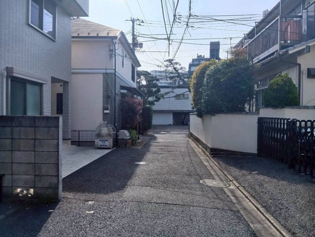 渋谷区東　建築条件なし売地の前面道路含む現地写真