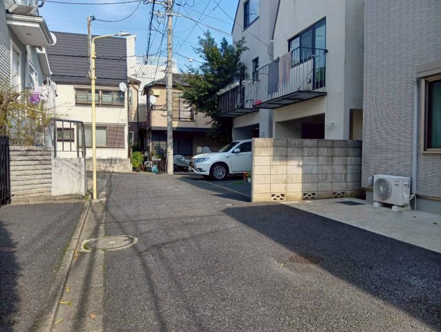 渋谷区東　建築条件なし売地の前面道路含む現地写真