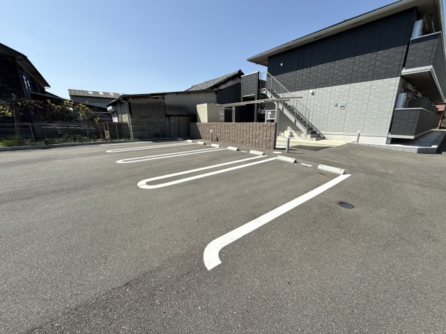 ドマーニ巽の駐車場