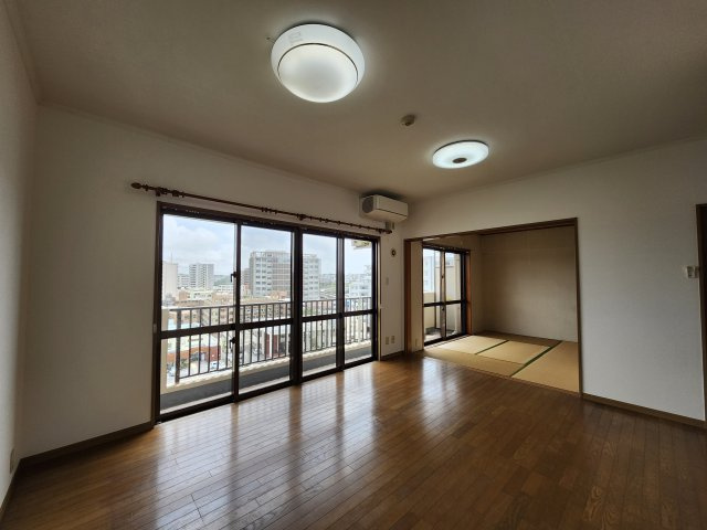 クレスト壷川中公園の居間・リビング